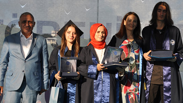  SAB Marmara Üniversitesi Sosyal Bilimler Meslek Yüksekokulu mezuniyetinde
