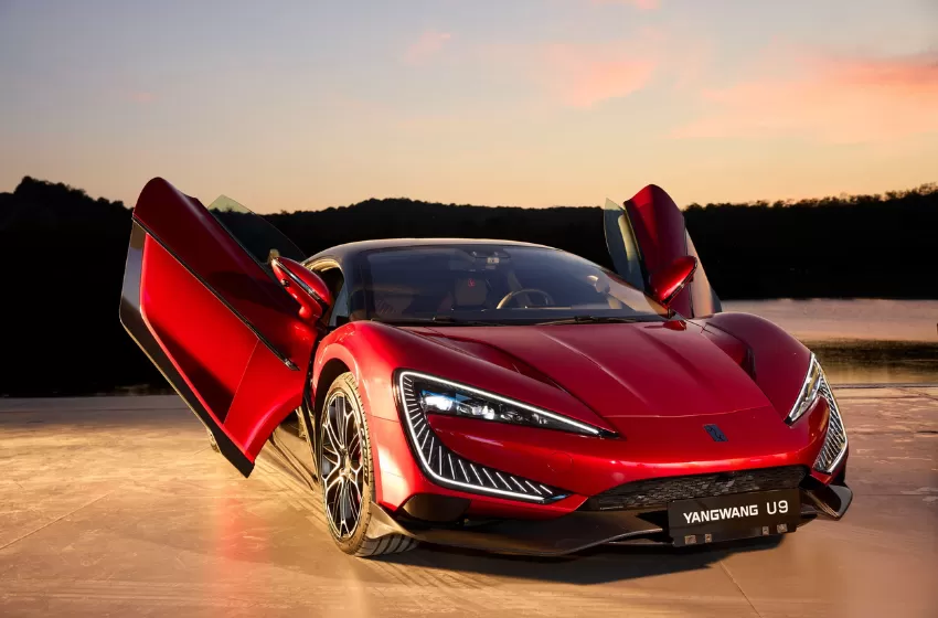  BYD Türkiye, yüzen, kendi etrafında dönen ve zıplayabilen araçlarıyla Türkiye’de teknoloji şovu yaptı