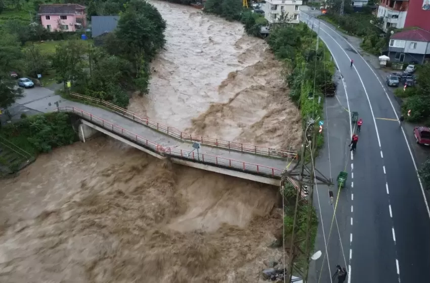  Karadeniz’de sel felaketi: 100 yıllık köprü yıkıldı, yeniden turuncu alarm verildi